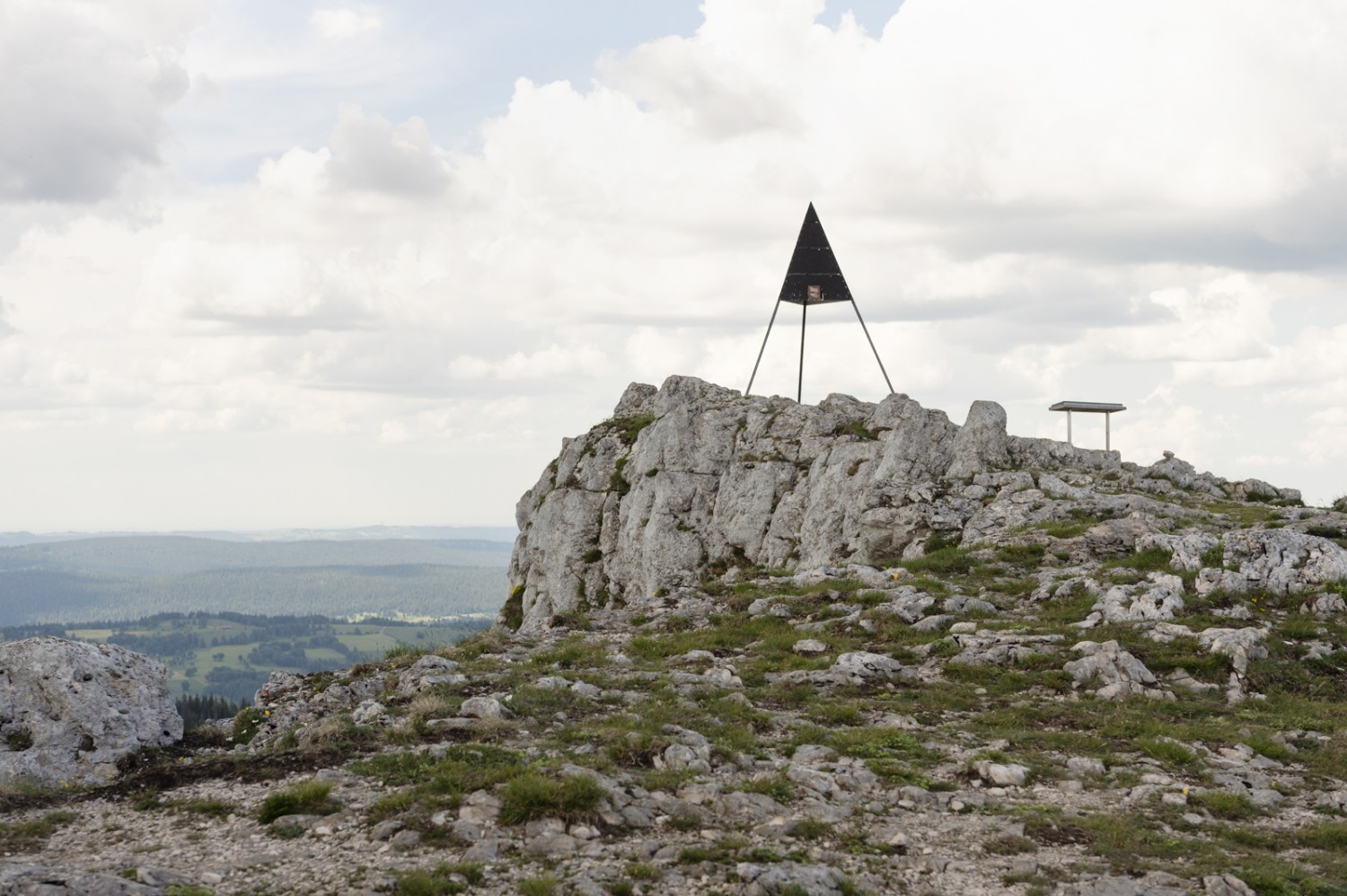 Auf der nach Frankreich gerichteten Seite des Chasseron fällt das Gelände steil ab. Photo: Raja Läubli