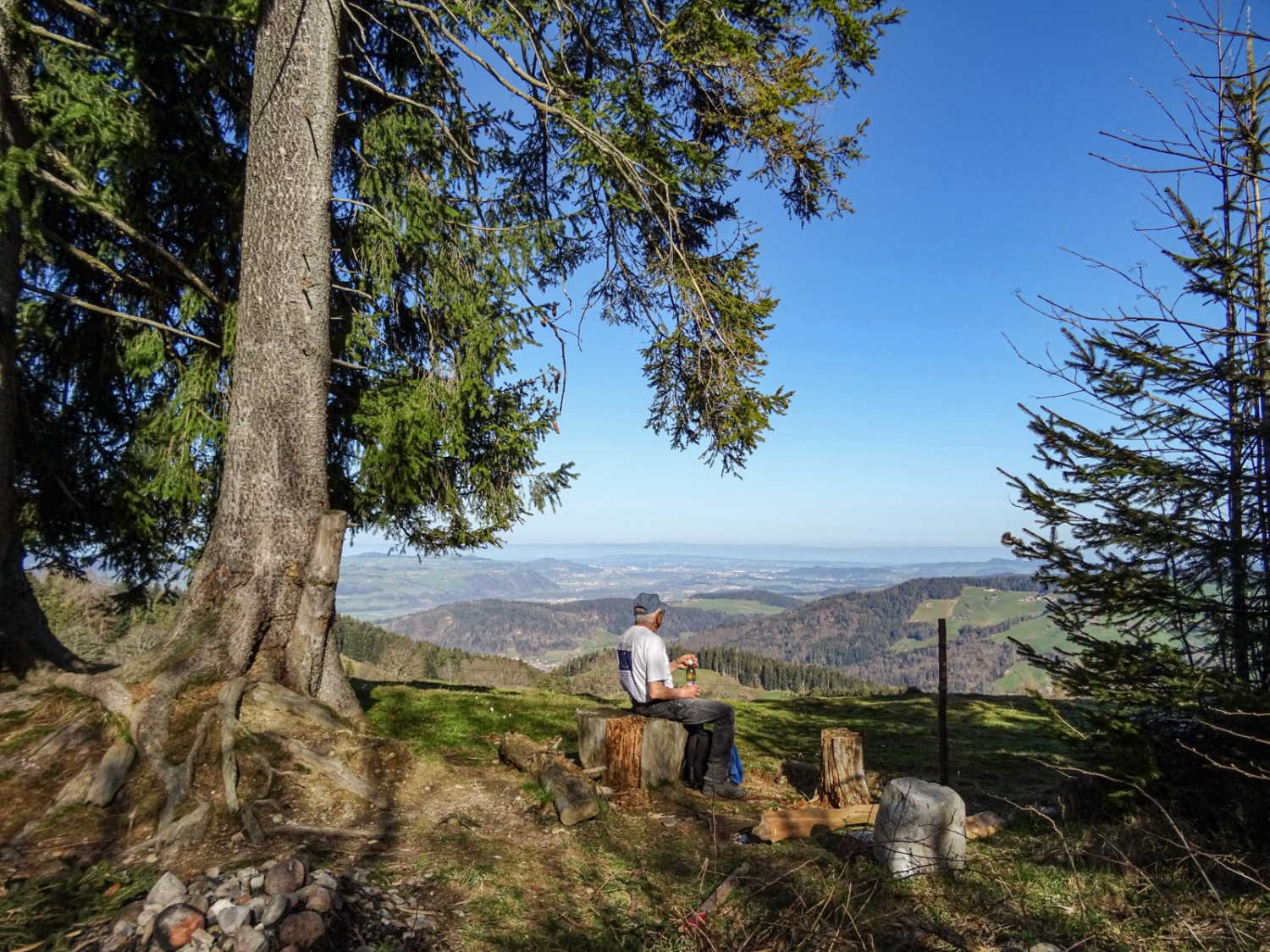 Aire de repos panoramique sur la crête de Schafegg. Photo: Sabine Joss