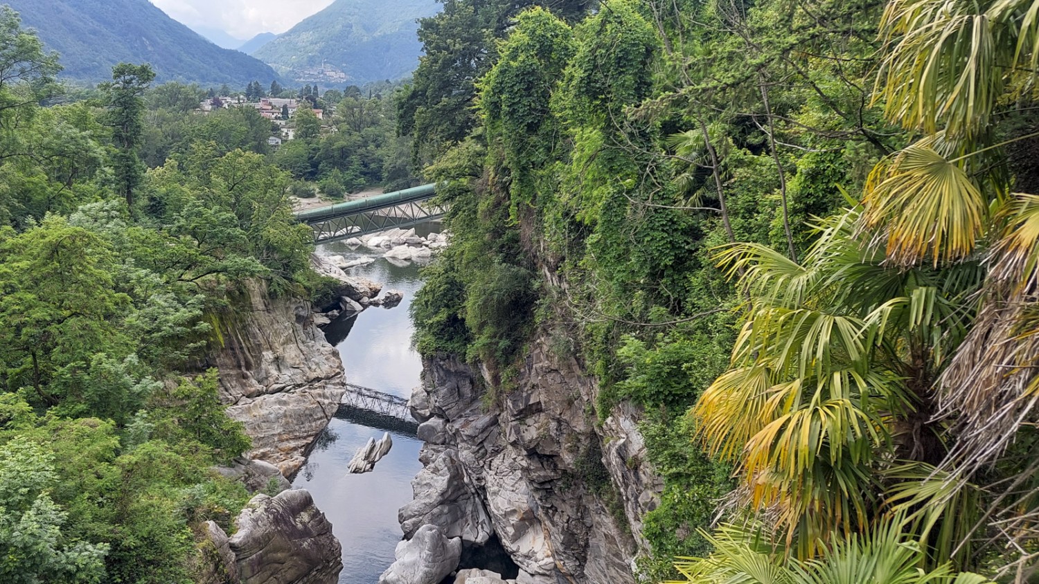 Du pont de Ponte Brolla, vue spectaculaire sur les gorges de la Maggia. Photo: Tatjana Häuselmann