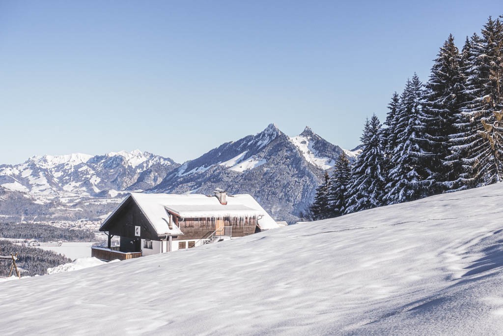 Le chalet de La Grosse-Oubèca vêtu de son manteau blanc devant la Dent de Broc et la Dent du Chamois. Photo: Lauriane Clément