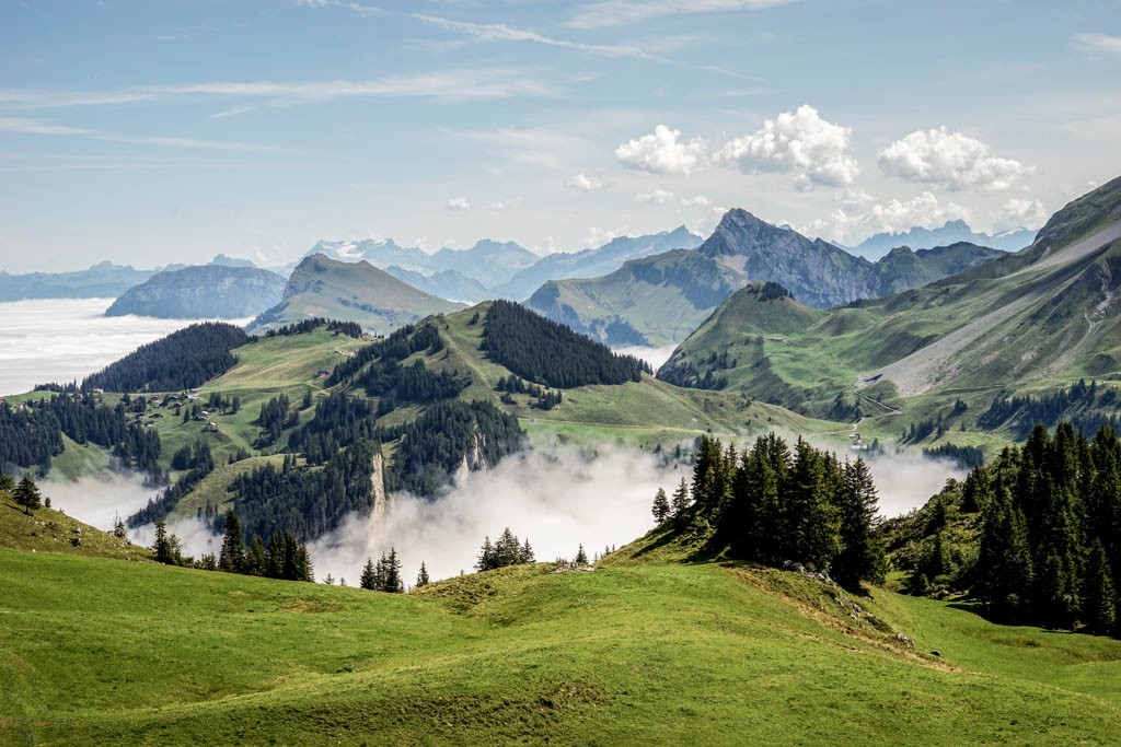 Sicht von oberhalb der Bärenfallen zum Niderbauen Chulm (links) und darüber zum Glärnisch. Rechts erhebt sich der spitze Oberbauenstock. Bild: Fredy Joss