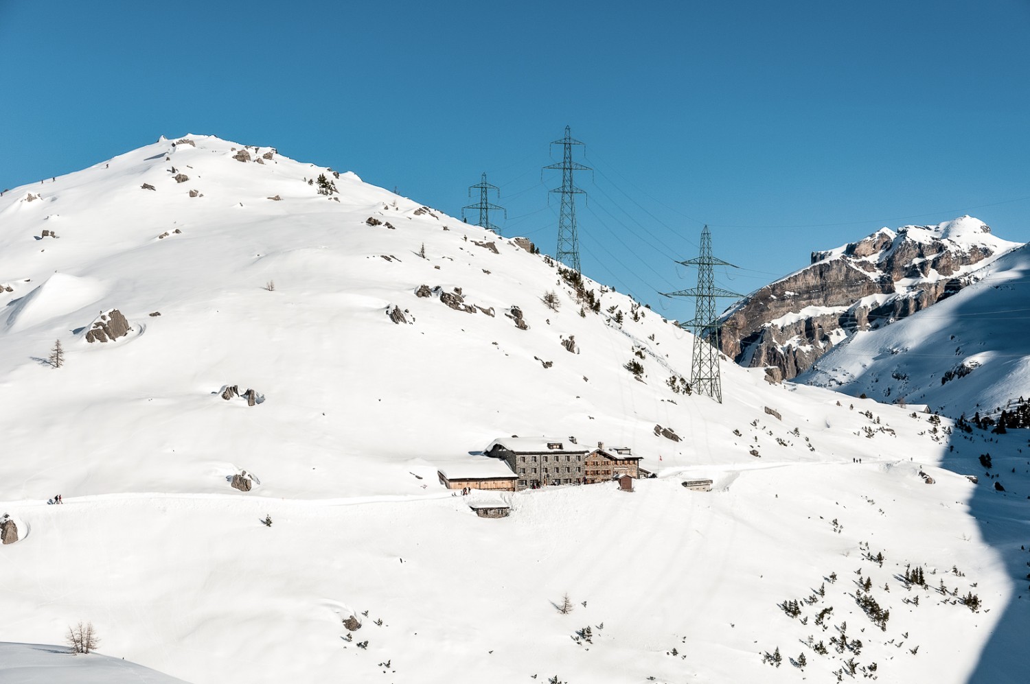 L’hôtel de montagne Schwarenbach est en vue. Photo: Fredy Joss