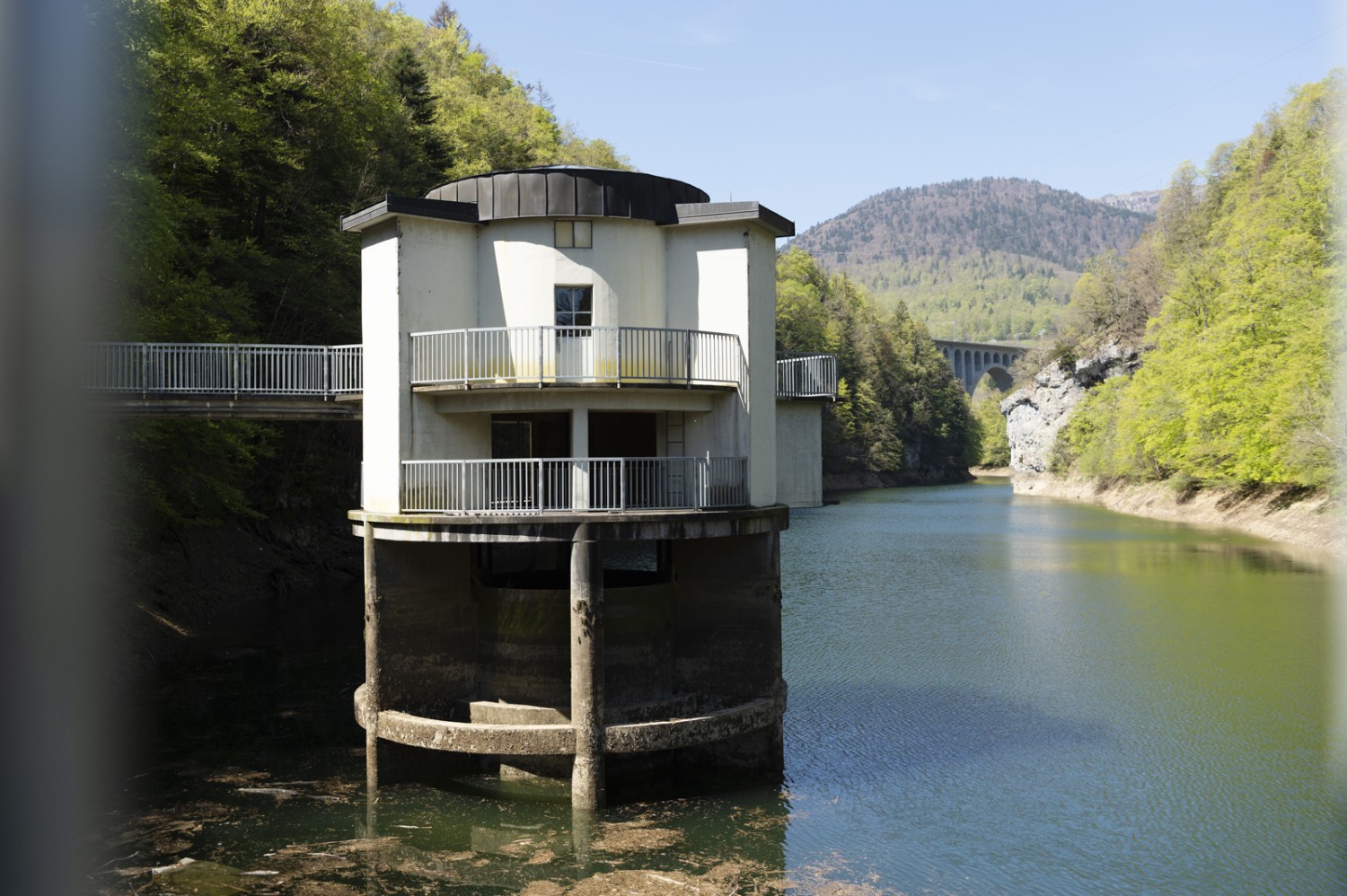 Le mur du barrage au Day. Au second plan, le viaduc sur lequel passe le train pour Vallorbe.
Photo: Raja Läubli