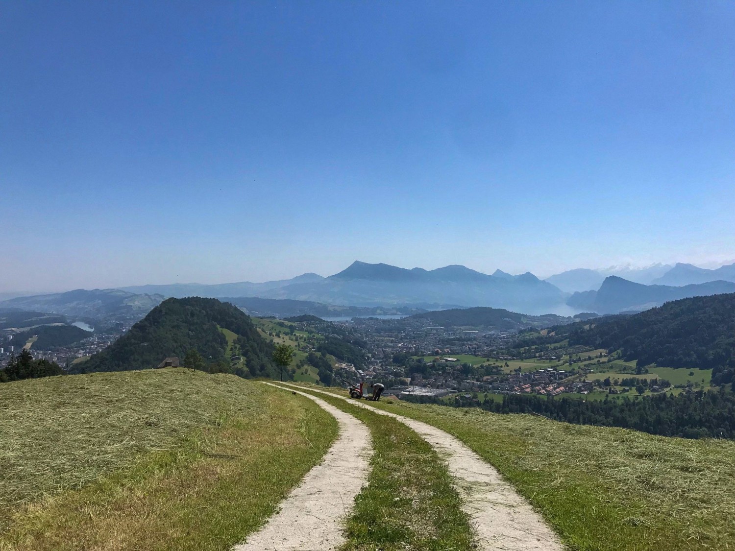 Vom Blatterberg aus blickt man auf den Vierwaldstättersee und die Rigi.