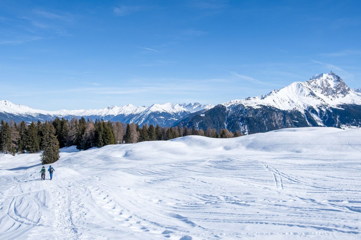 La première partie de la descente se fait à découvert, face à l’imposant Piz Mitgel.