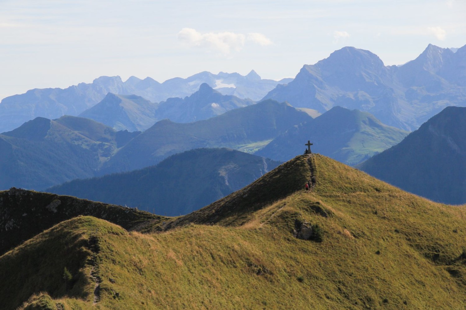 Vom Gipfelkreuz auf dem Männli beeindrucken die Obwaldner Alpen.