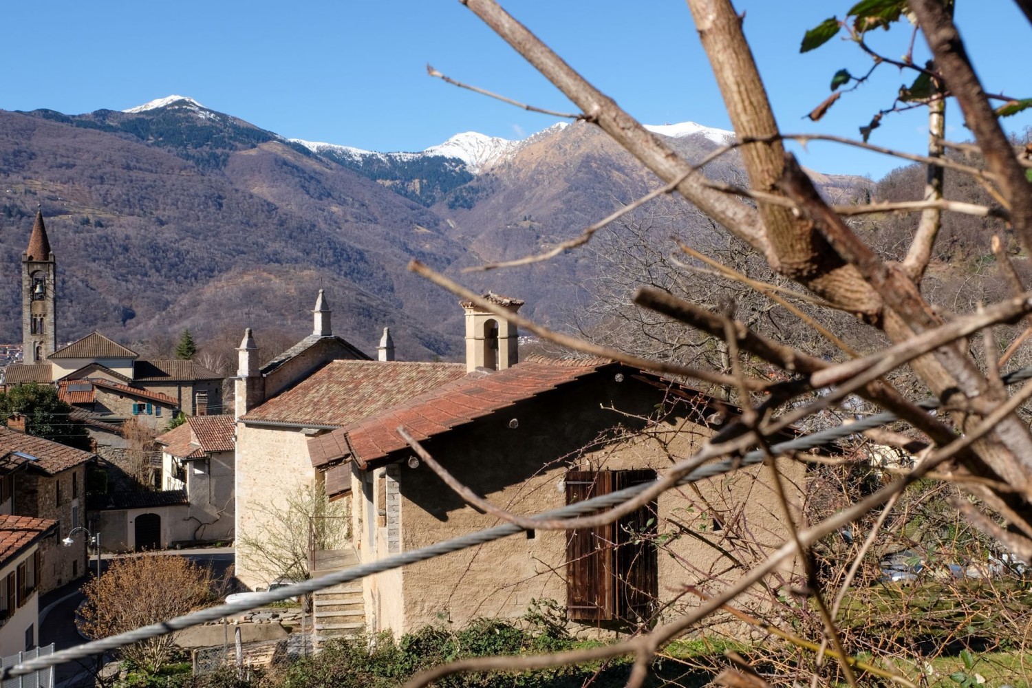 In Vaglio: Die Wälder im Val Capriasca tragen noch kein Laub und die Berge sind mit Schnee bedeckt.