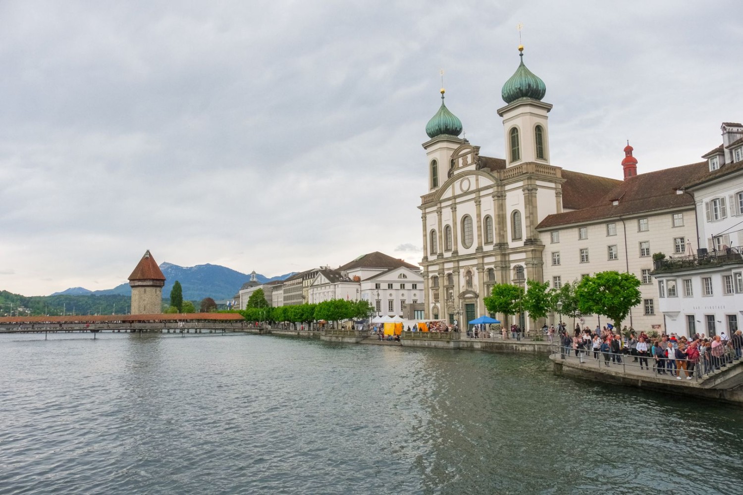 Die Stadt mit Jesuitenkirche, Stadttheater und Kapellbrücke ist in Sicht und das Ende der Stadtwanderung nah.