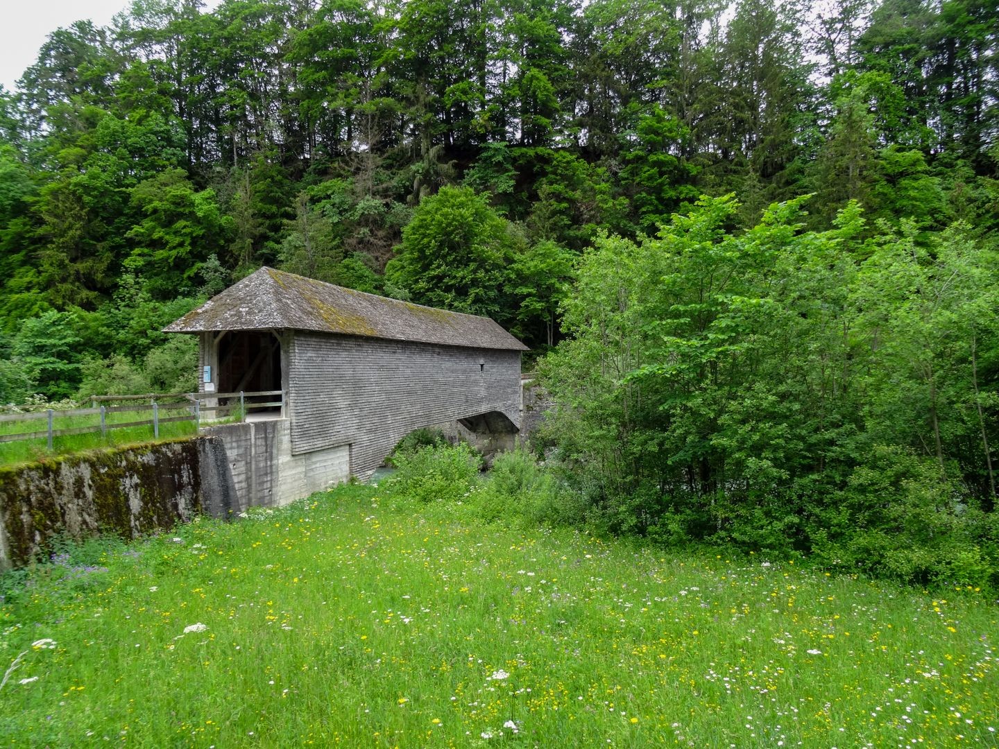 «Le pont qui branle» – il ponte traballante, che non traballa affatto.