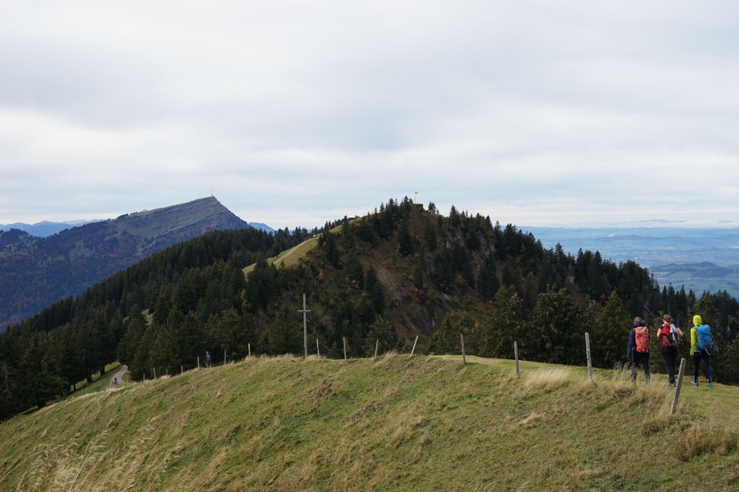 L’arête mène jusqu’au Wildspitz. Le Rigi trône en arrière-plan.