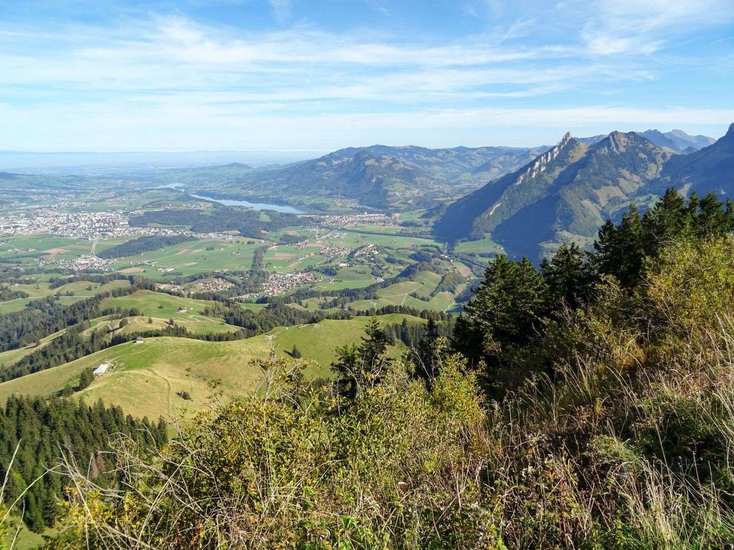 Aussicht vom Gipfel der Vudalla Richtung Bulle und Lac de la Gruyère.